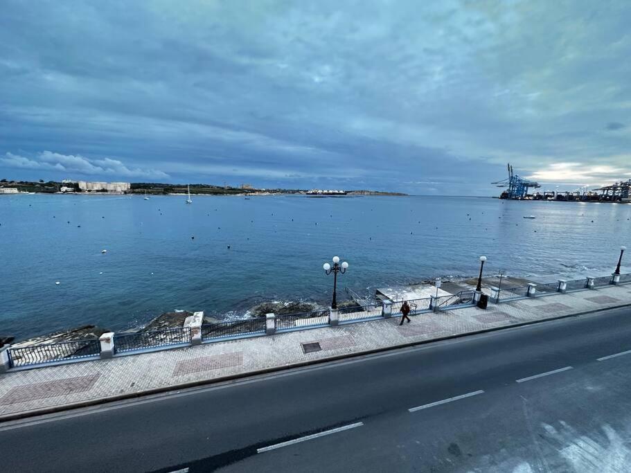 Apartment Seafront 3 Bedroom In Birzebbugia